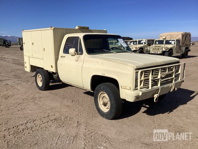 1986 Chevrolet D30 4x4 Service Truck