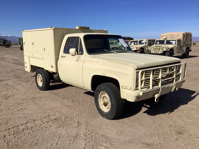 1986 Chevrolet D30 4x4 Service Truck