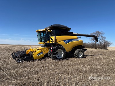 New Holland CR9080 4x4 Combine Harvester