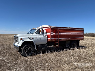 2012 GMC 7000 4x2 Camion à grains