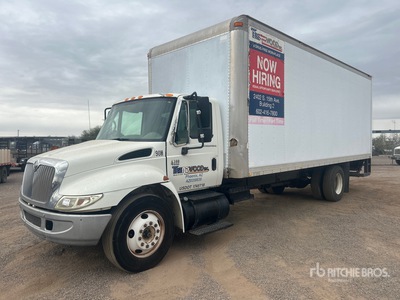 2002 International 4300 4x2 Furgonetka