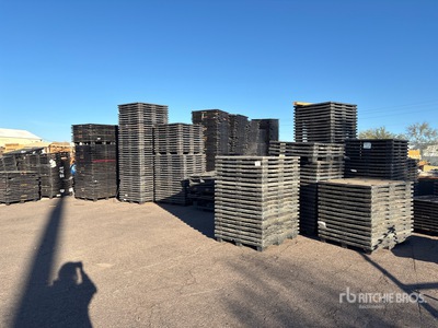 Quantity of Plastic pallets