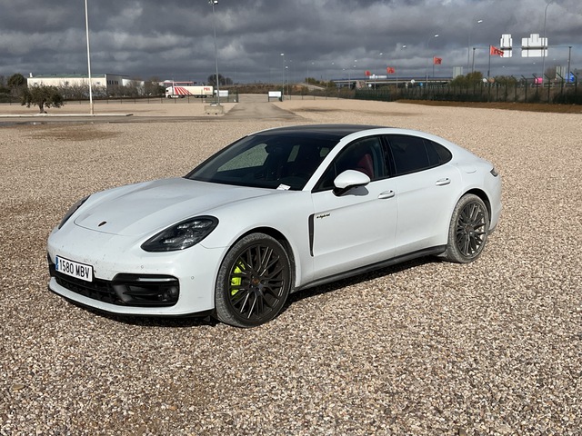 2022 Porsche Panamera 4 E-Hybrid 2.9 AWD Automobile