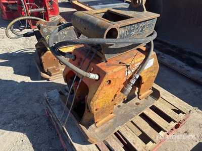 NPK C-4B 24 in مرفق ضاغط اللوحة - Fits 10,000-25,000lb Machines