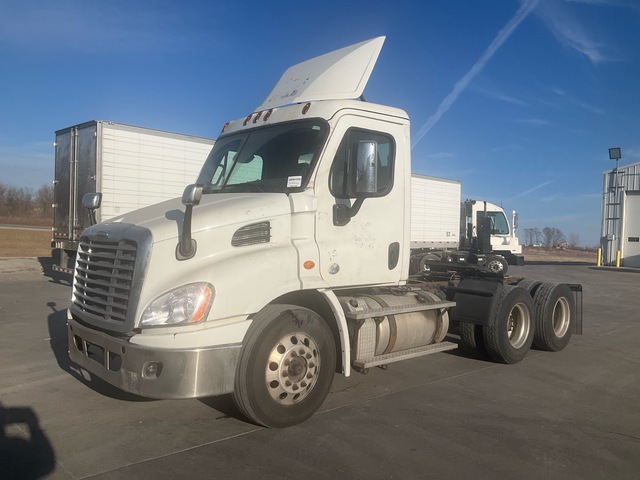 2016 Freightliner Cascadia 113 6x4 T/A Day Cab Truck Tractor