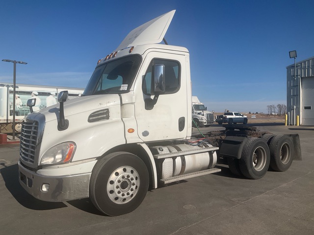 2016 Freightliner Cascadia 113 6x4 T/A Day Cab Truck Tractor