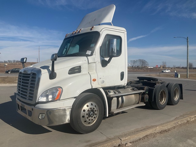 2015 Freightliner Cascadia 113 6x4 T/A Day Cab Truck Tractor