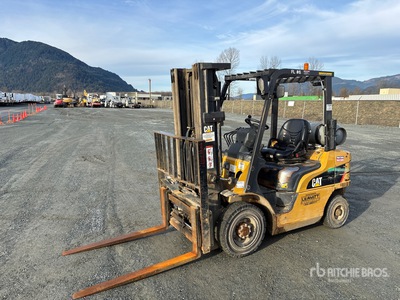 2015 Cat GP25N 4350 lb Pneumatic Tire Heftruck