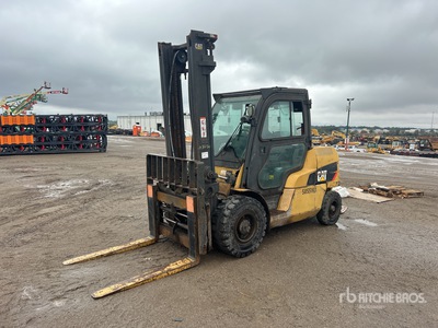 2014 Cat DP50N1 11000 lb Pneumatic Tire رافعة شوكية