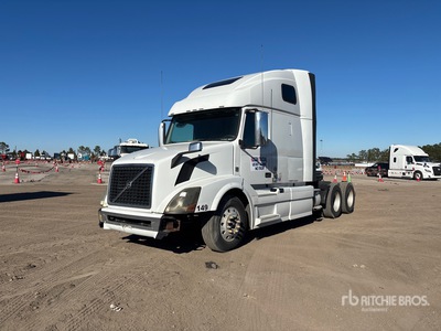 2015 Volvo VNL670 6x4 Ciągnik siodłowy T/A z kabiną sypialną