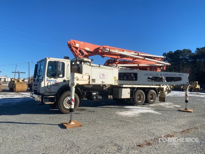 Putzmeister 38Z 16H 38 m on 2015 Mack MRU613 6x4 شاحنة مضخة الخرسانة