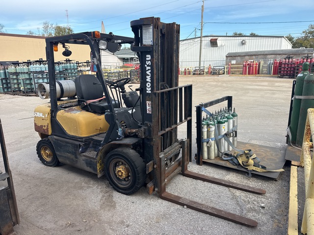 Komatsu FG25T-12 3700 lb Pneumatic Tire Forklift (Inoperable)