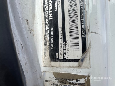 2004 International 7400 6x4 Camión rodante