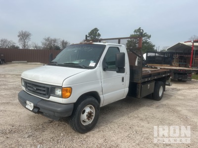 2007 Ford E450 4x2 Flatbed Truck