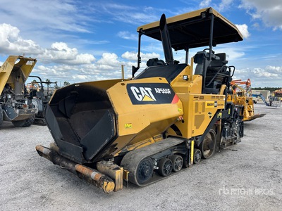 2019 Cat AP555F Track を見 Paver