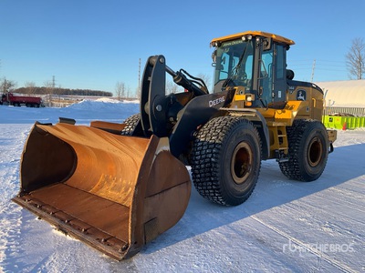 2022 John Deere 644P Pala gommata