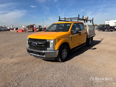 2017 Ford F-250 XL 4x2 Crew Cab Ciężarówka z płaską platformą