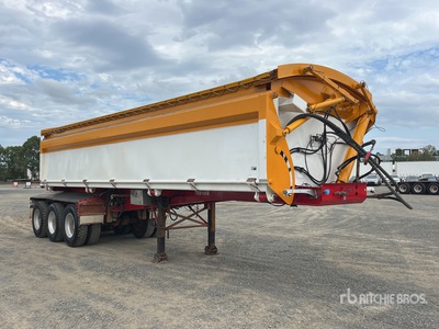 2018 Roadwest 8.4 m Tri/A Side Dump Trailer