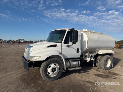 2010 International 4300 4x2 Camion à eau