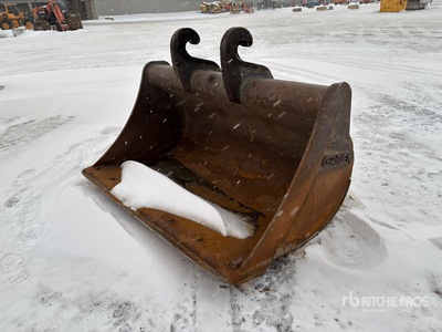 Garier 72 in Q/C Cleanup Excavator Bucket - Fits komatsu PC210
