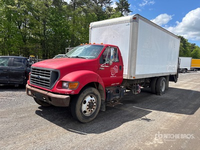 2001 Ford F-650 4x2 شاحنة فان (Inoperable)
