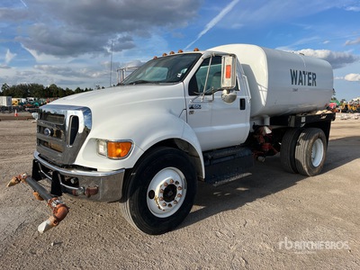 2015 Ford F-650 XL 2000 gal 4x2 Camion cisterna de agua