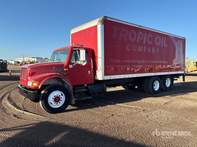 2001 International 4900 6x2 Furgoneta caja cerrada
