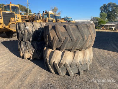 Quantity of (4) 30.5L-32 إطارات المعدات