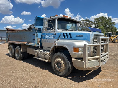 1990 Ford L9000 6x4 شاحنة قلابة /محورين