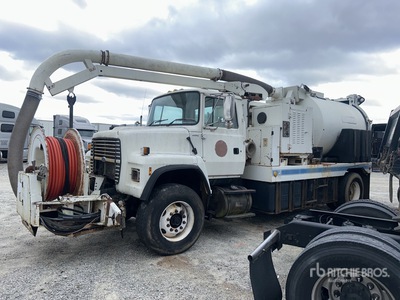 1996 VAC-CON VC-P on 1997 Ford LN8000F 4x2 Ciężarówka z koparką próżniową