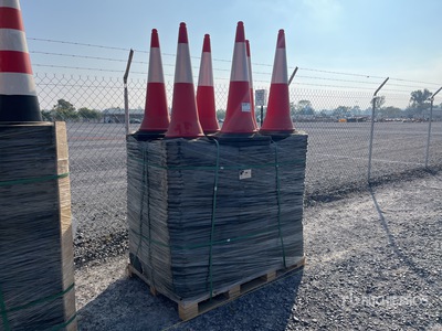 Quantity of (250) 2025 TL C-100E Lote de Conos de Trafico (Sin Usar) / Coni per segnalazioni stradali (Unused)