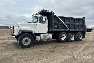 2001 Mack RD688S 8x4 شاحنة قلابة /ثلاثة محاور