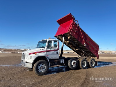 2000 Freightliner FL80 8x4 شاحنة قلابة /ثلاثة محاور