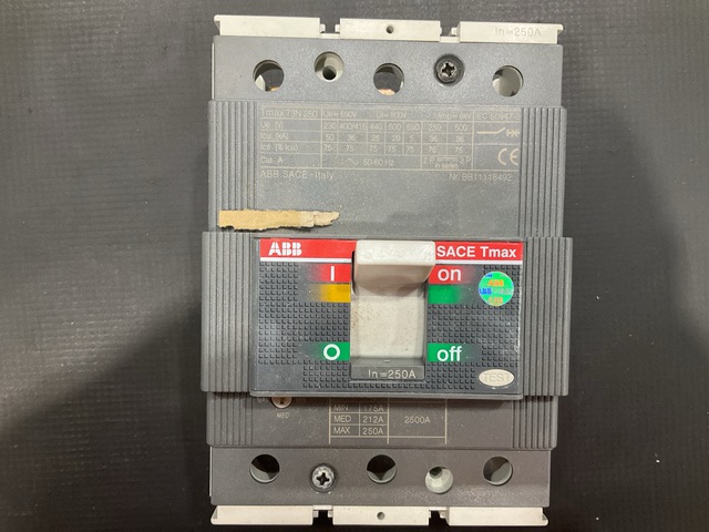 (5) ABB SACE Tmax Circuit Breakers