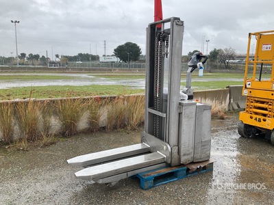 2015 Toyota SWE120 Charger Elektro-Hochhubwagen