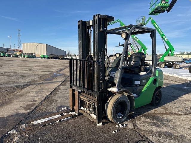 2013 Toyota 8FGU25 4500 lb Pneumatic Tire Forklift