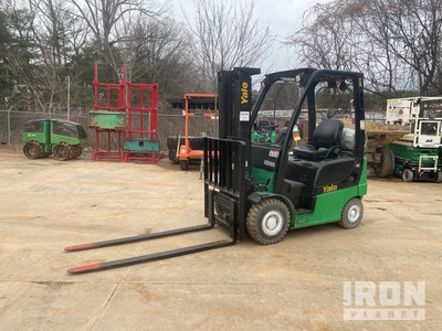 2016 Yale GTP030VXNRAE084 2850 lb Pneumatic Tire Carrelli Elevatori