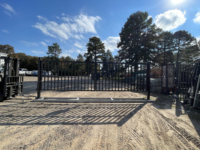 Heavy-Duty Black Galvanized Steel Farm Driveway Swing Gate with Lock &ndash; 19.7 Ft