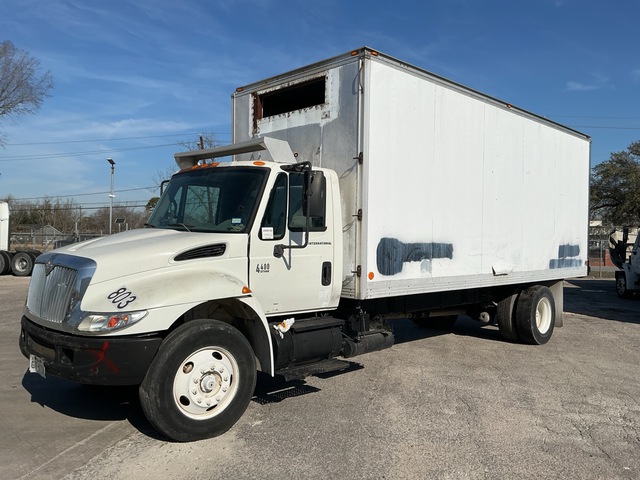 2002 International 4400 4x2 Van Truck