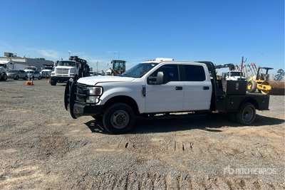 2019 Ford F-350 XL 4x4 Crew Cab Flatbed Truck