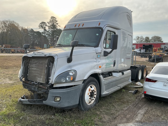 2015 Freightliner Cascadia 125 6x4 T/A Sleeper Truck Tractor