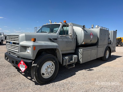 1994 Ford F-700 1000 gal 4x2 Lube Truck