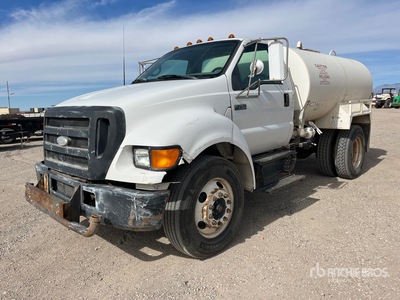 2004 Ford F-750 2000 gal 4x2 Crew Cab 散水車