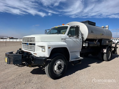 Etnyre Black Topper 2000 gal on 1994 Ford F-700 4x2 Asphalt Distributor Truck