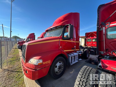 2016 Volvo VNM42T 4x2 Ciągnik siodłowy z kabiną dzienną S/A (Inoperable)