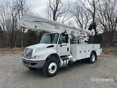 2017 International 4300 4x2 شاحنة دلو