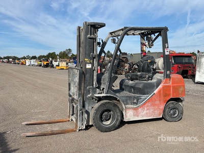 2016 Toyota 8FGU25 4500 lb Pneumatic Tire رافعة شوكية