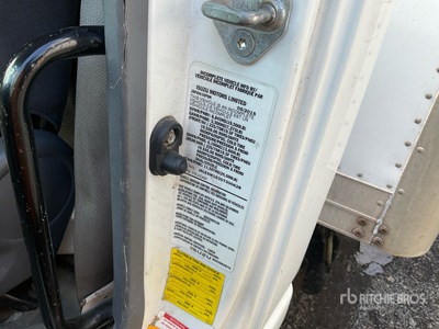 2016 Isuzu NRR Camion fourgon (Inoperable)