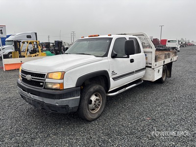 2007 Chevrolet Silverado 3500 4x4 Extended Cab Flatbed Truck