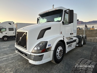 2005 Volvo VNL 6x4 Cabeza Tractora Cabina Corta